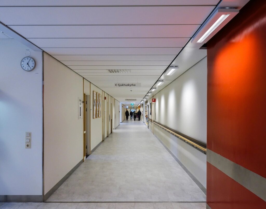 Hol lung de spital, cu două persoane care se îndepărtează