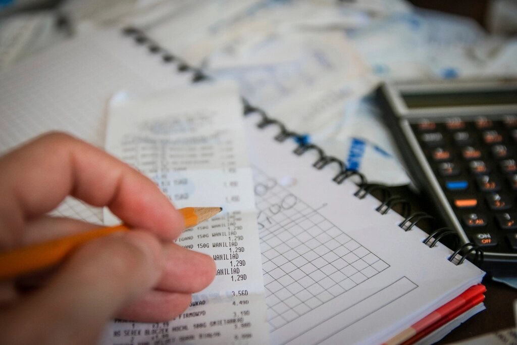 Bonuri și un calculator pe un birou